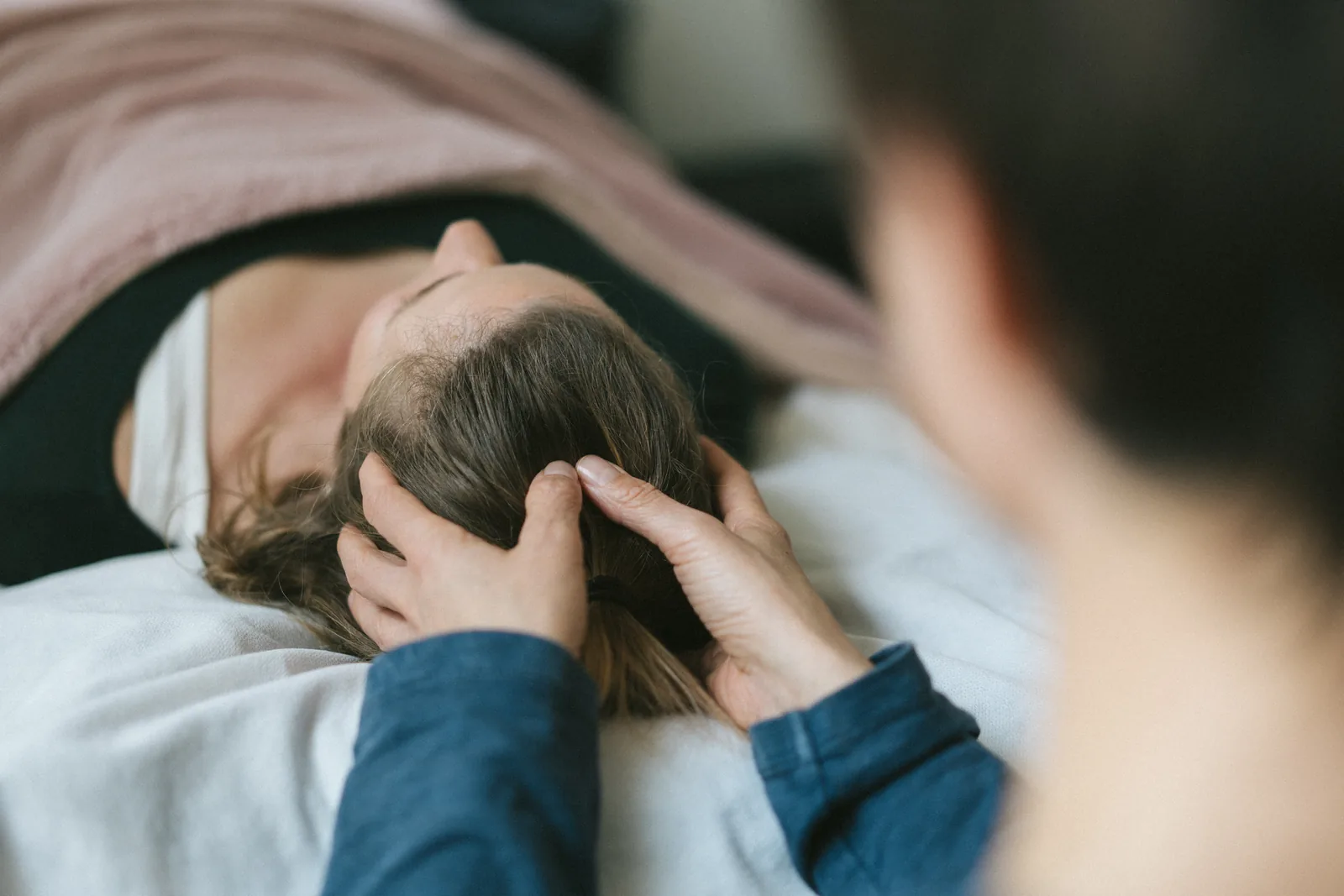 Sanfte körperorientierte Behandlung am Kopf
