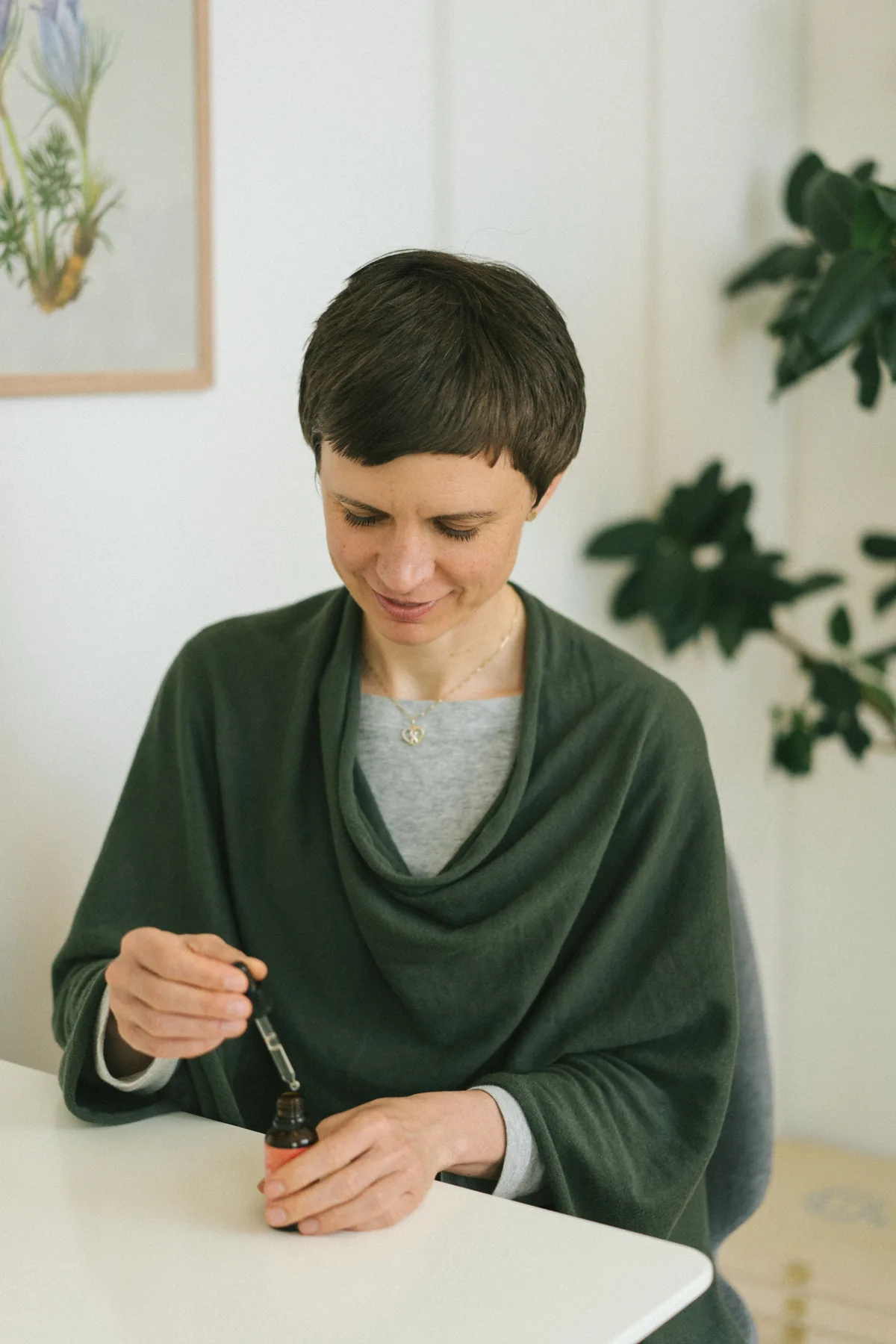 Julia Badum bei der Beratung am Tisch