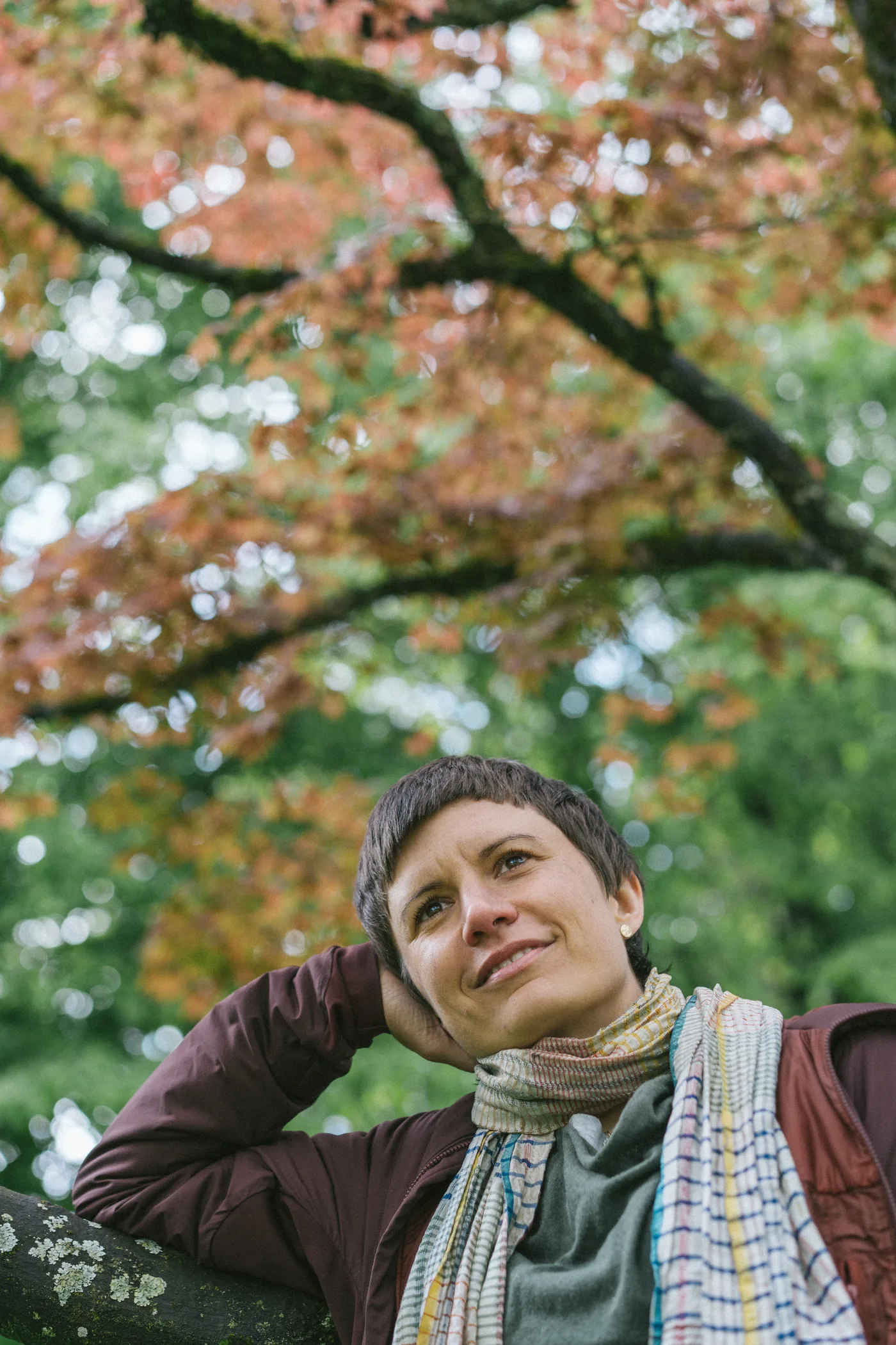 Julia Badum im Freien unter einem herbstlich gefärbten Baum