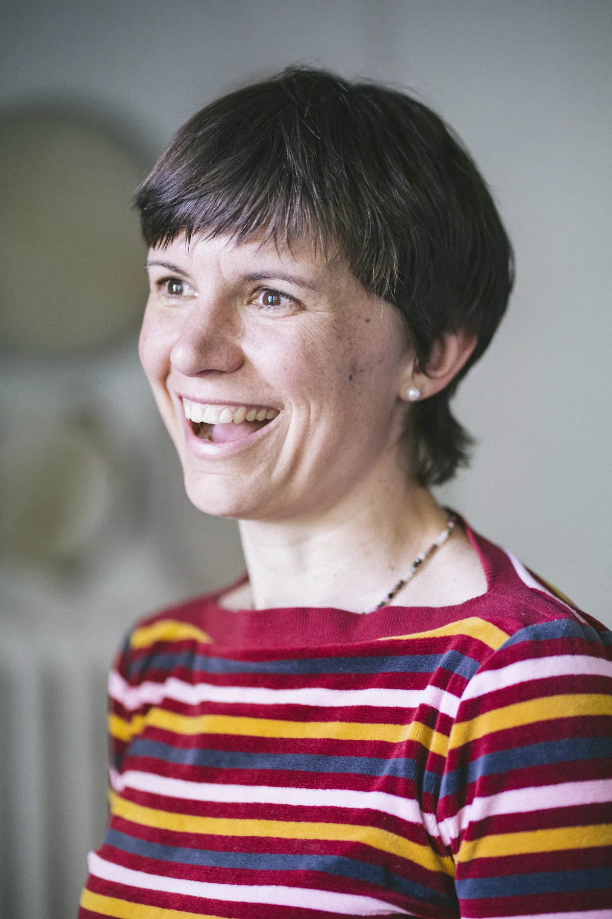 Julia Badum lachend im Gespräch