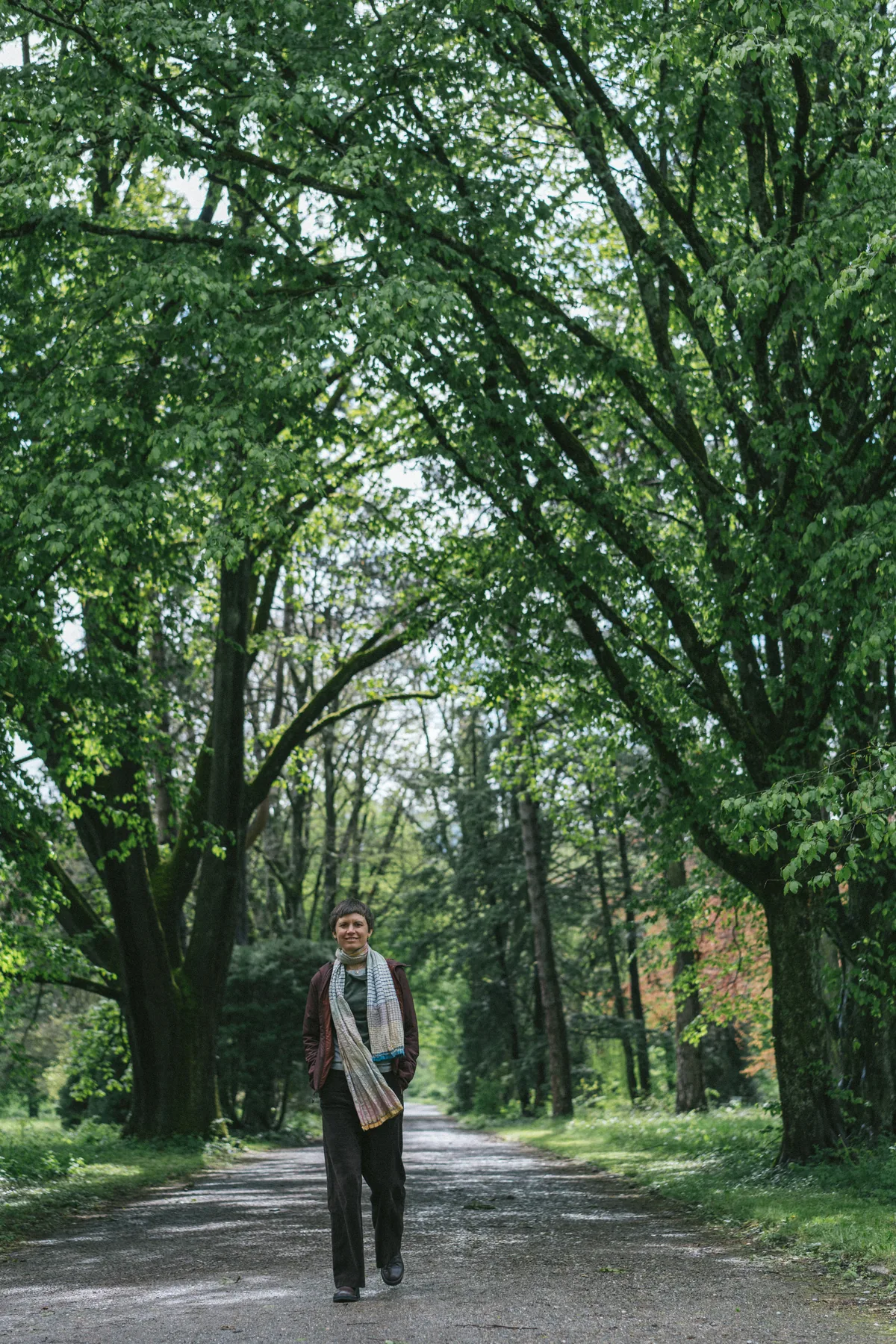 Julia Badum in einer Baumallee
