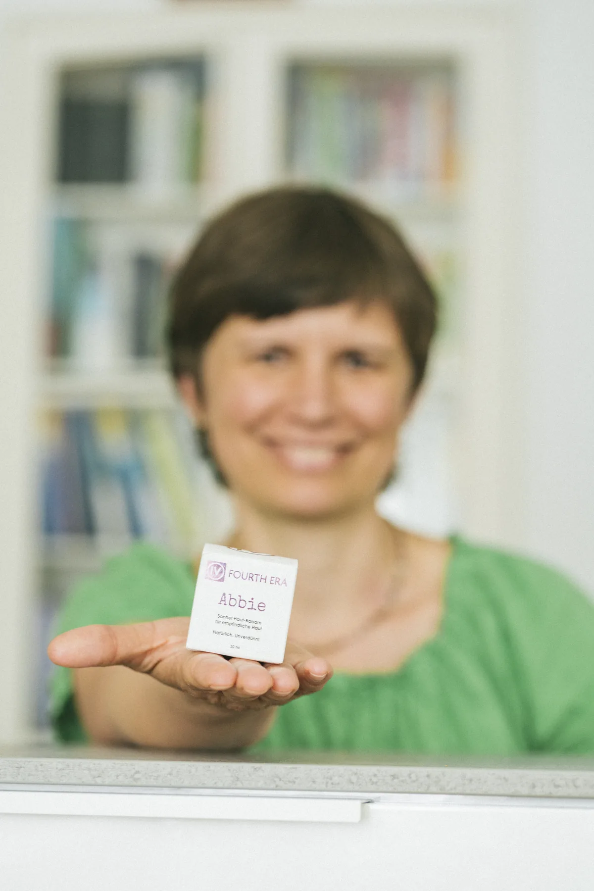 Julia Badum mit dem Abbie Haut-Balsam von Fourth Era