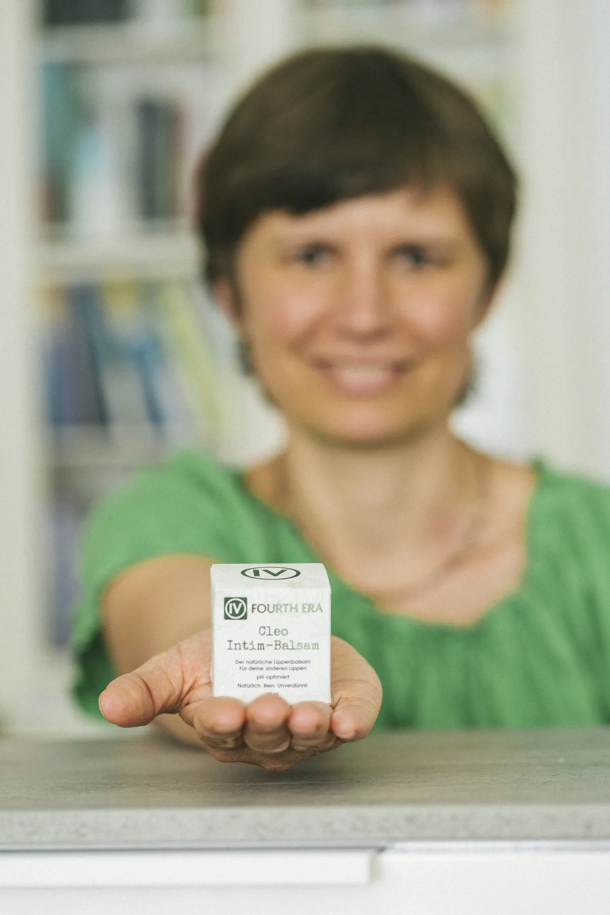 Julia Badum mit dem Cleo Intim-Balsam von Fourth Era