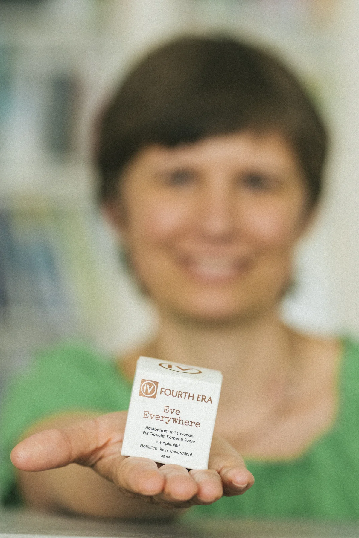 Julia Badum mit der Pflegecreme Eve Everywhere von Fourth Era