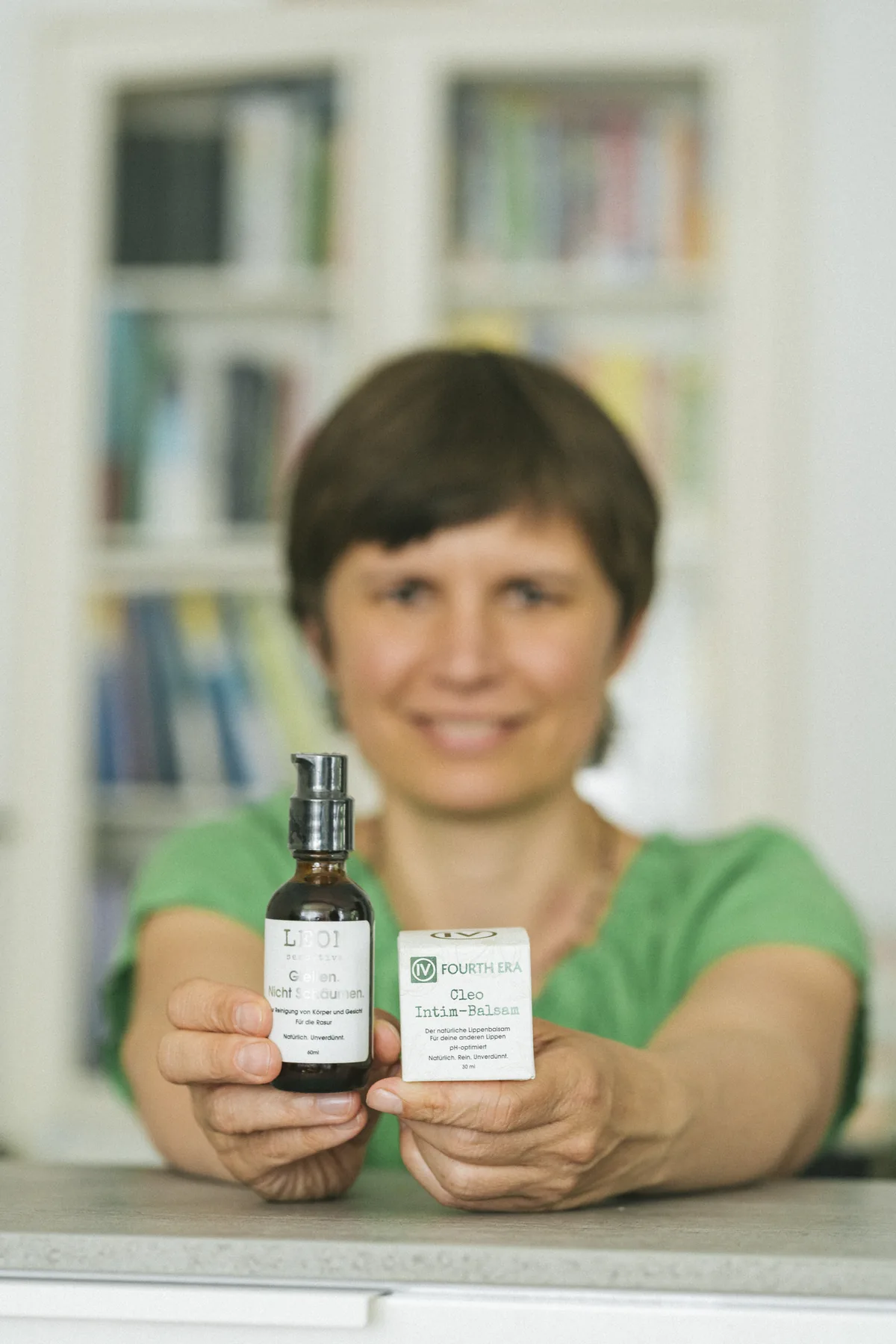 Julia Badum hält zwei Naturkosmetik-Produkte in die Kamera